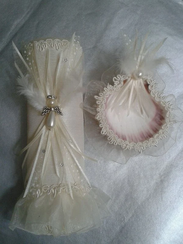 Vela de bautizo marfil con tul, adorno de perla y concha decorada con encaje y lazo.